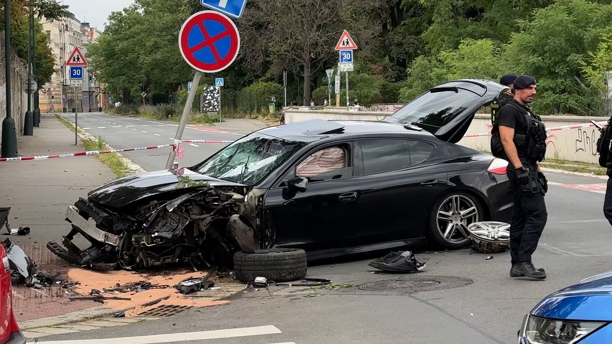 Porsche po honičce s policií v Praze bouralo